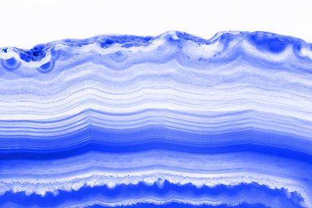 抽象背景蓝色粉色玛瑙交叉部分切片矿物分离在白色背景上