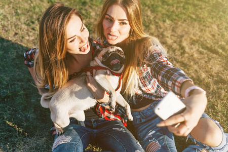 双胞胎姐妹带 selfies 在公园
