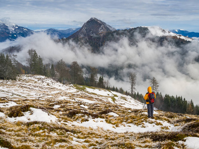 欣赏 KamnikSavinja 阿尔卑斯山风景的登山家