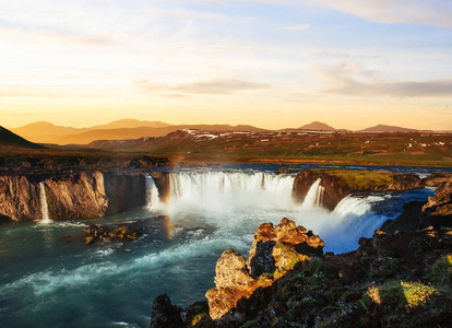 Godafoss 瀑布在日落。美丽世界冰岛, 欧洲