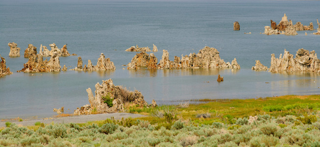 tufas 在单声道湖的全景