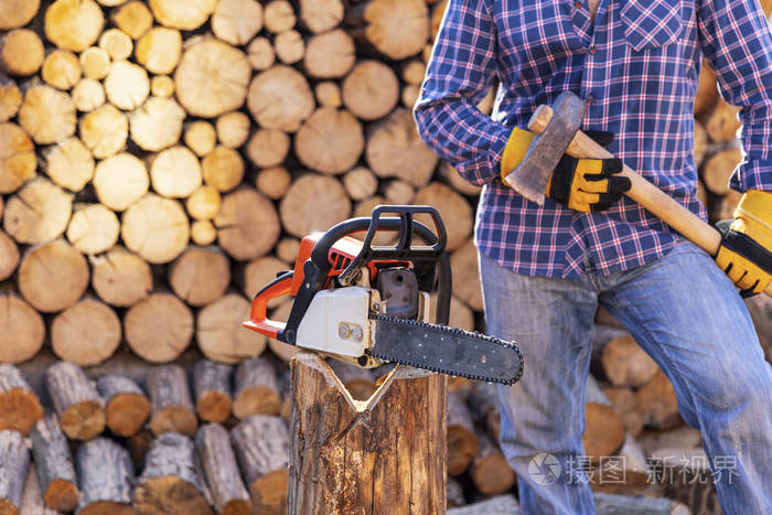 电锯接近了伐木工人锯锯树与锯木厂.电锯在行动锯木头.