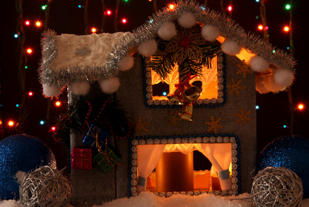 装饰灯暗背景上的圣诞房子