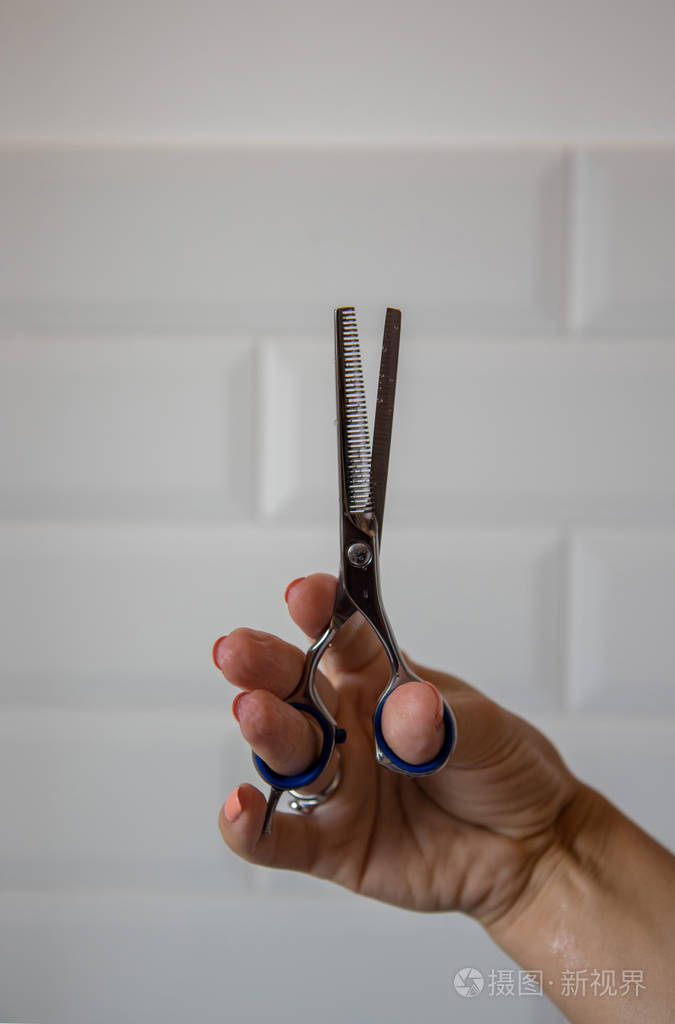 女理发师的手用剪刀