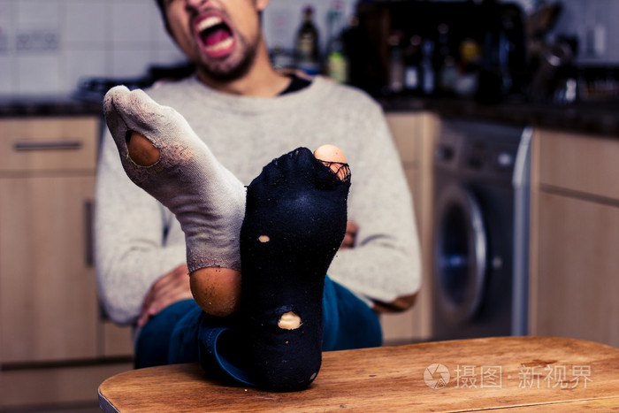 破旧袜子的人是很累