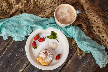 薄煎饼 草莓和拿铁咖啡 顶视图一起吃早餐