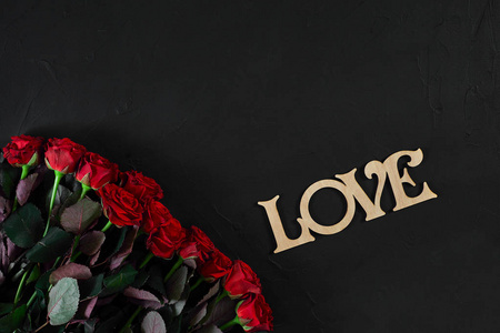 红色玫瑰花与木字的爱在黑色背景