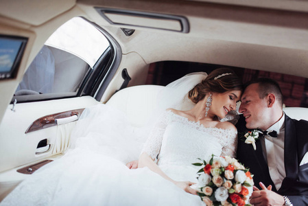 新婚之日一对年轻夫妇在车上