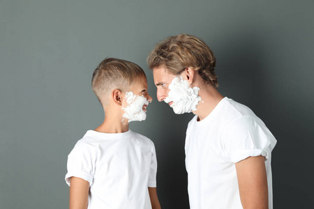 父亲和儿子在浴室中涂抹剃须泡沫