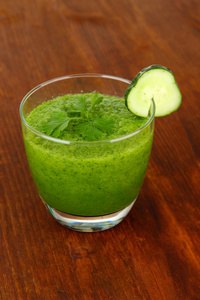 绿色蔬菜汁对表特写
