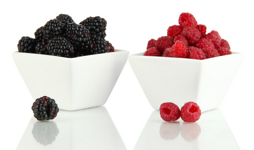 成熟的树莓和黑莓在碗上白色隔离