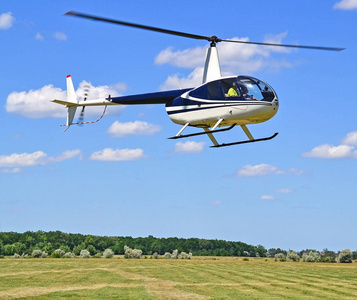 直升机起飞机场在夏季时间图片
