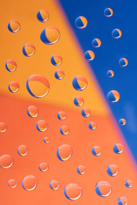 背景五颜六色的透明水滴的特写视图
