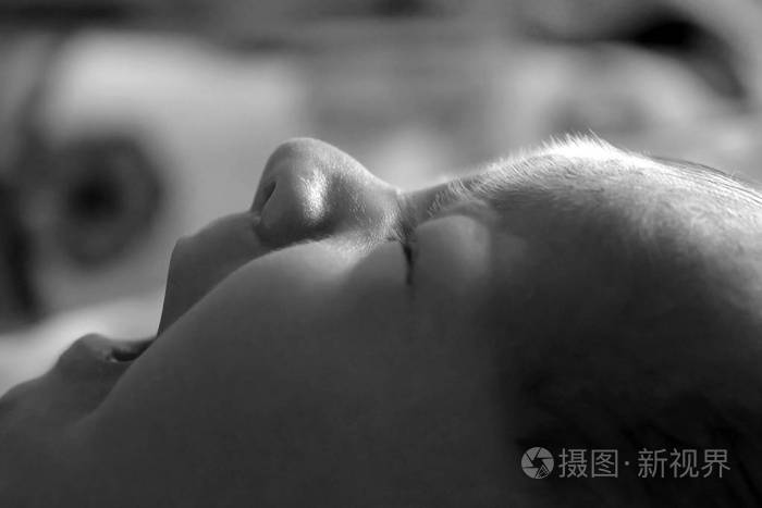 闭上哭泣的婴儿