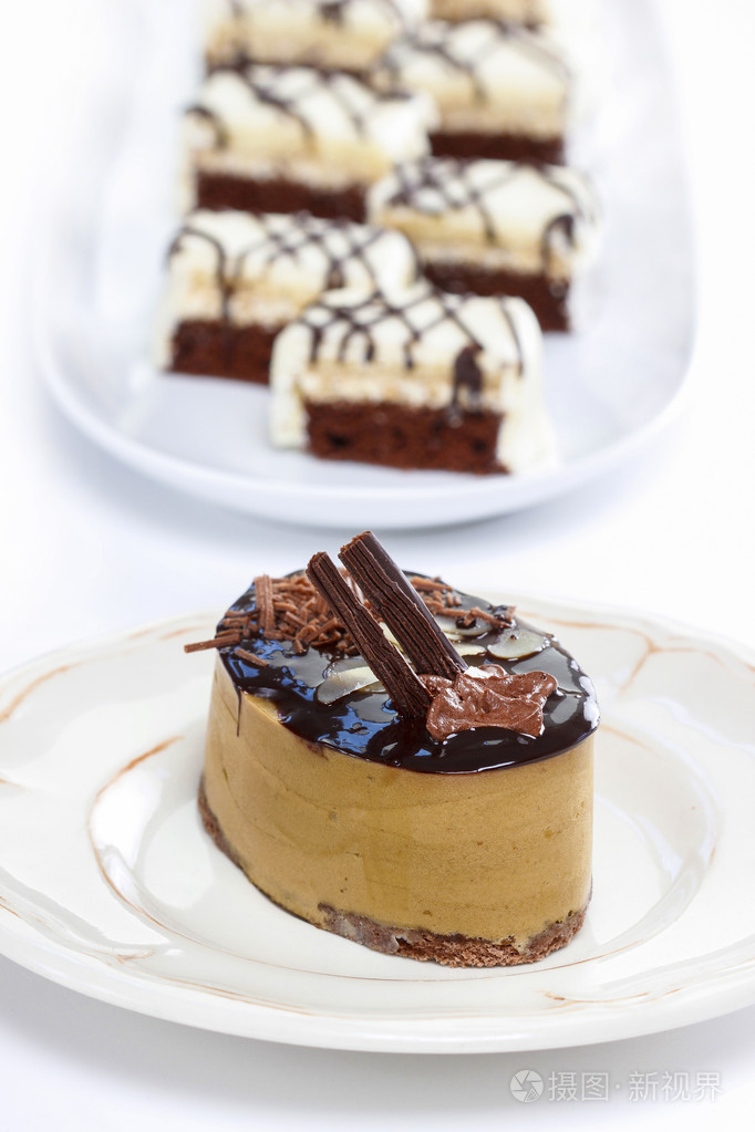 卡布奇诺蛋糕在白板上选择性焦点