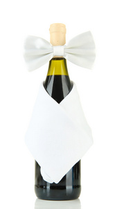 孤立在白色的葡萄酒瓶上的白色领结