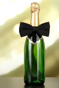 在明亮的背景上的香槟瓶上的黑色领结