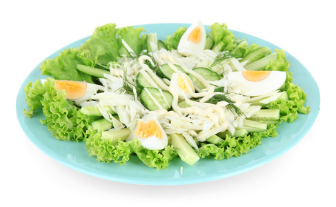 美味沙拉配鸡蛋 大白菜和黄瓜，孤立在白色