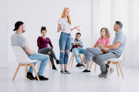 叛逆青少年叛逆青少年的团体治疗照片