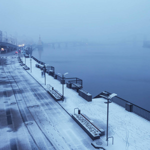 在晚上的冬天基辅市