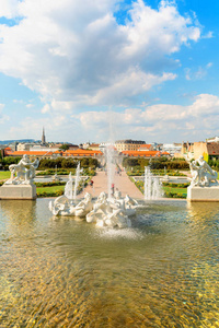 美丽的喷泉在丽城宫殿, 维也纳, 奥地利. 垂直