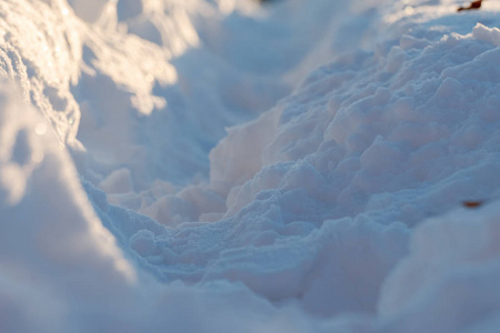 被践踏的道路在雪在日落, 特写