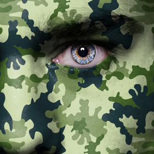 林地迷彩漆在女人的脸-概念照片