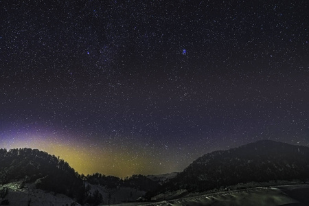 山上有星星的夜空