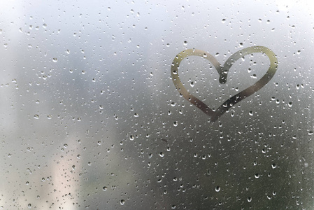 下雨的天气, 在出汗的玻璃上的题词心脏照片