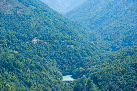 西班牙嫂子山谷中的山路