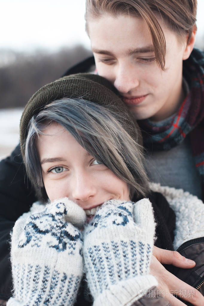 男人抱着他的女朋友