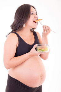 孕妇和蔬菜沙拉
