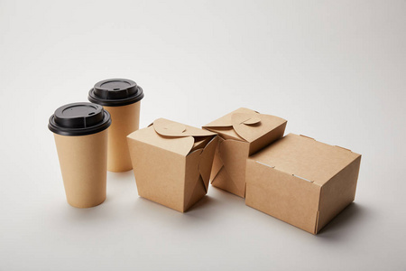关闭纸张咖啡杯和纸板食品盒白色的视图