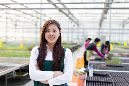 年轻的亚洲女子工程在温室