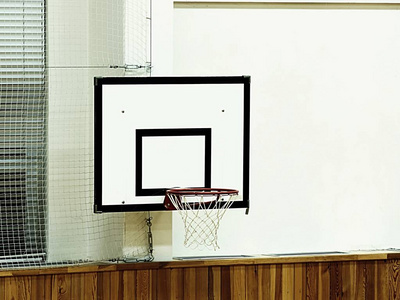 学校体育馆的篮球篮和广告牌运动