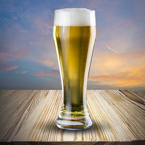 杯天然花纹木桌上的啤酒