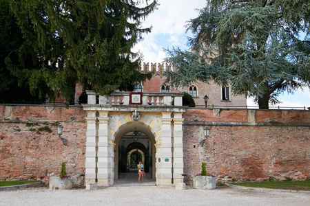 维罗纳, 意大利2017年7月12日 贝维拉奎城堡 一个历史旅馆在维罗纳附近