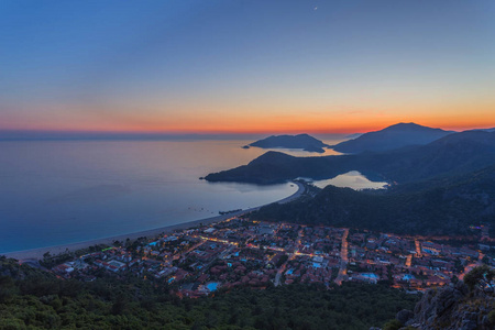 Oludeniz 风景秀丽日落泻湖在海滩的海看法, 土耳其