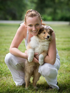 年轻女子和小狗牧羊犬