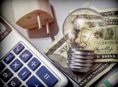 计算器和钱旁边的电灯泡, 节能的概念