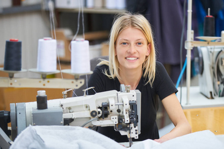 缝制工业缝纫机的缝纫工或工人