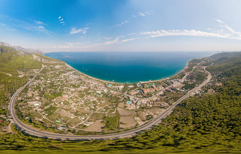 土耳其凯梅尔村附近的海和山景观全景鸟瞰图