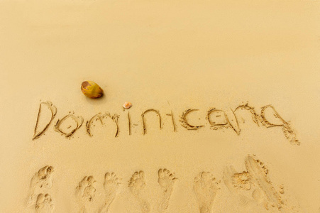 异国情调的假期。多米尼加共和国写在沙子上