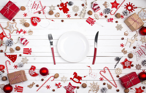 节日餐桌设置与餐具和圣诞装饰品
