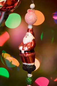 悬挂圣诞老人装饰与闪亮的球在模糊的背景