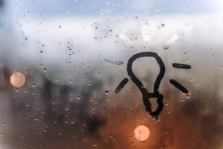 雨天, 手绘的图片灯泡在出汗的玻璃