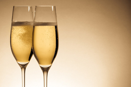 两杯香槟金色气泡