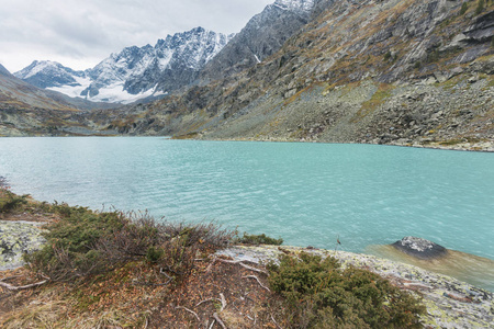 Kuiguk 湖阿尔泰山脉的山峰。秋天风景