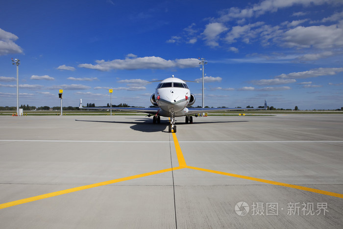 小轻型私人飞机停在机场上