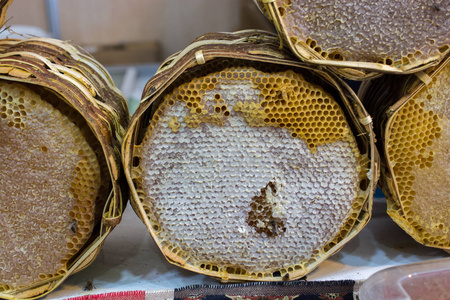 在密封的梳子框架甜新鲜的蜂蜜